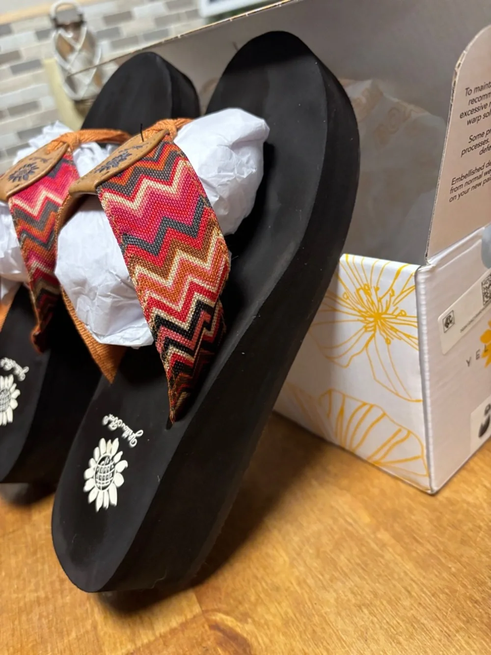 Yellow Box Women's Chevron Flip Flops in Black, Red, Orange new in box 7.5 - Picture 4 of 8